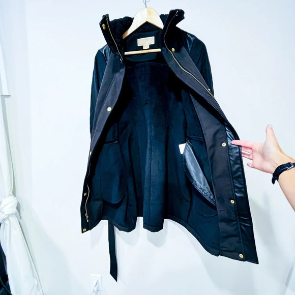 MICHAEL KORS Black coat with quilted sleeves and fleece interior - Picture 10 of 11